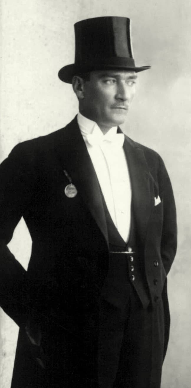 Atatürk silindir şapka ve frakla, 1925