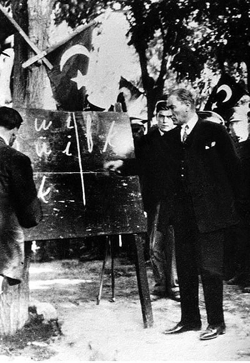 Atatürk yeni Türk alfabesini öğretiyor, 1928
