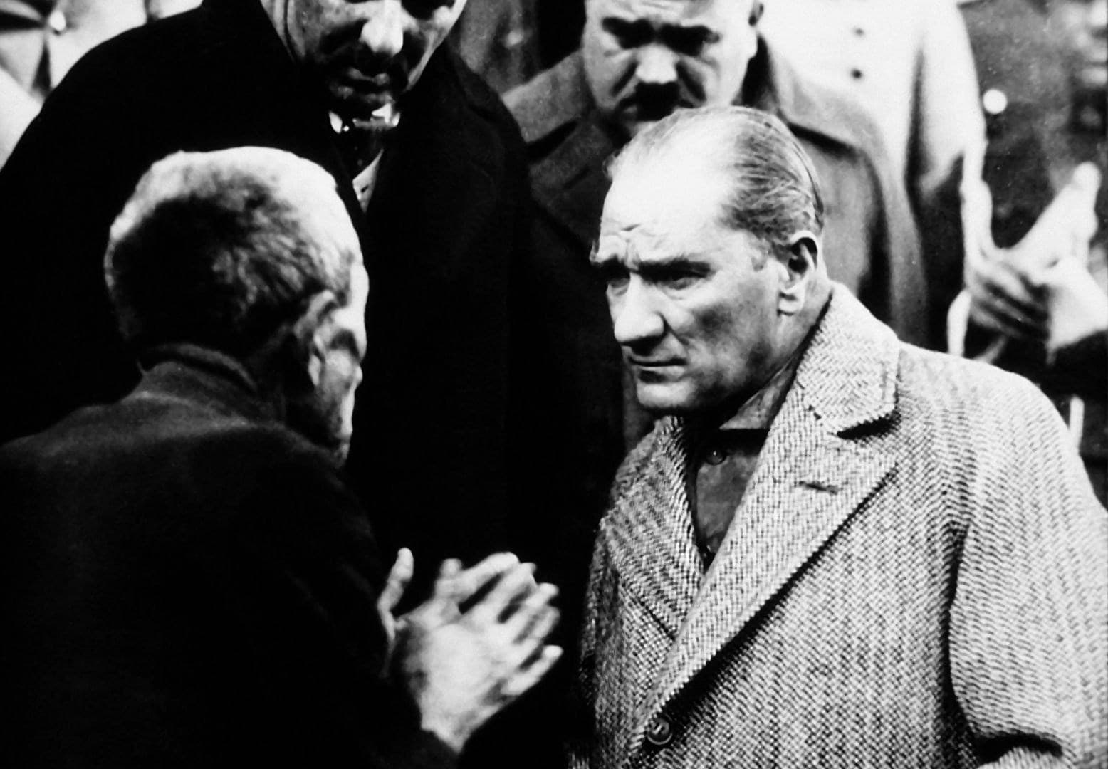 Atatürk Tokat'ta bir vatandaşı dinliyor, 1930