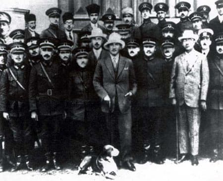 Mustafa Kemal Atatürk, 1925’te Kastamonu’da Şapka Devrimi kampanyası sırasında