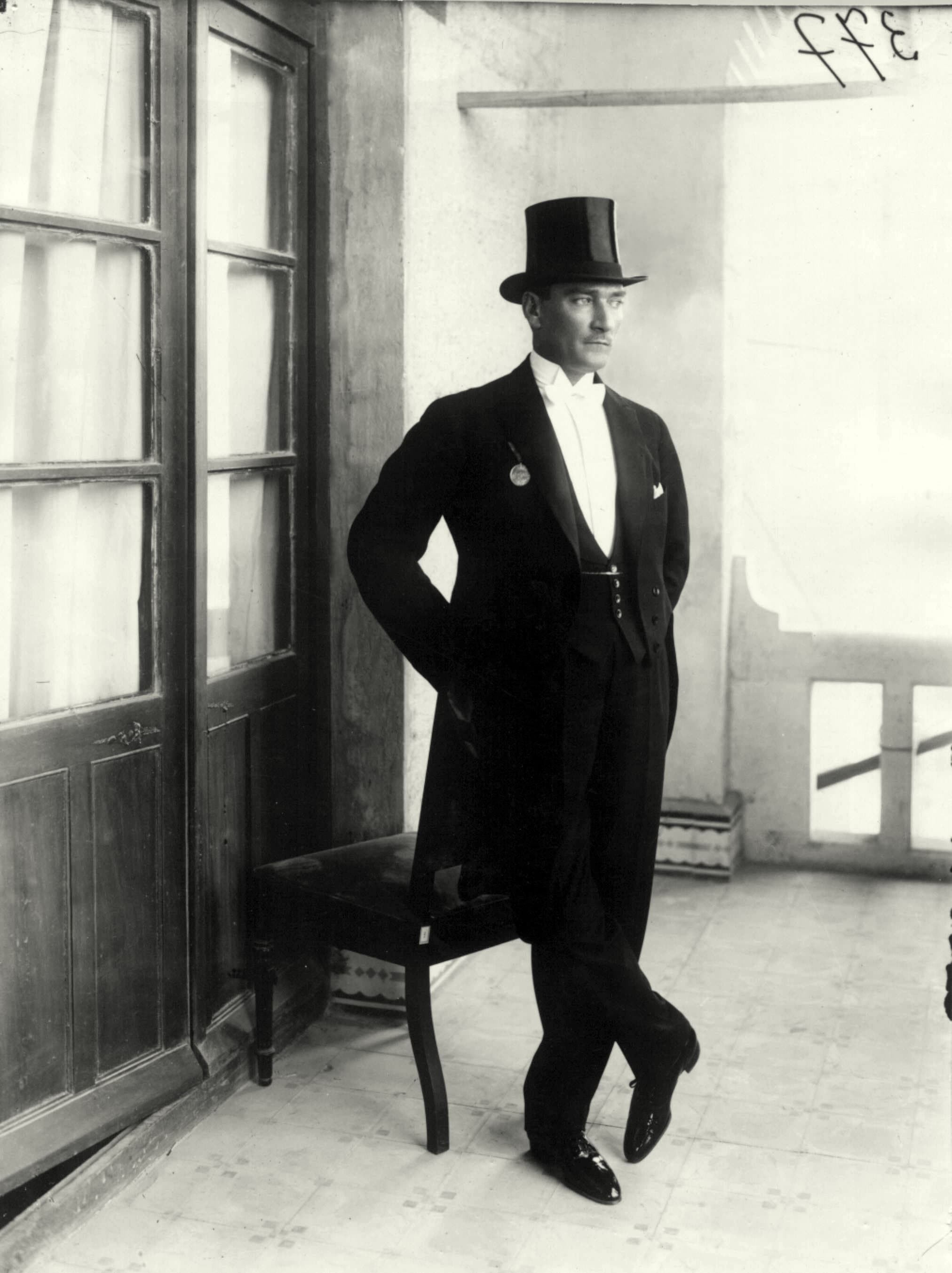 Atatürk silindir şapka ve frakla, 1925