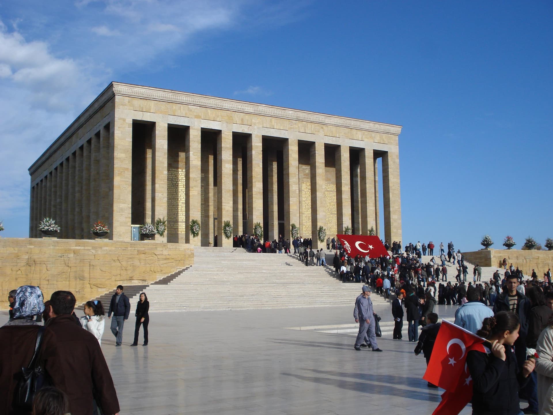 Anıtkabir, ziyaretçiler ve Türk bayraklarıyla