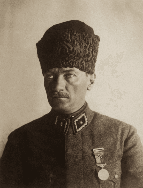 Mustafa Kemal Atatürk askeri üniformayla, Balıkesir, 1923